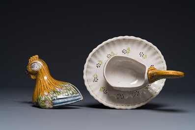 Terrine couverte en forme de coq en faience polychrome, Abtsbessingen, Allemagne, 18&egrave;me
