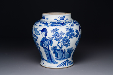 Vase en porcelaine de Chine en bleu et blanc &agrave; d&eacute;cor des 'Longues Dames', Kangxi