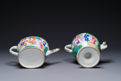 Twee fijne Chinese Canton famille rose theepotten, 19e eeuw