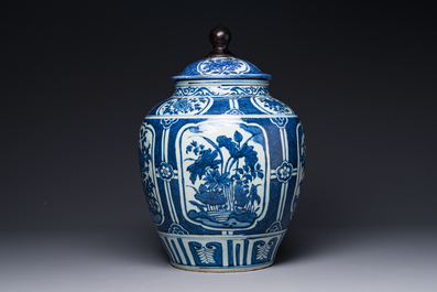 Een Chinese blauw-witte dekselpot met floraal decor, Wanli