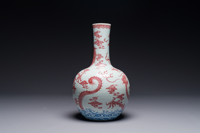 Vase de type 'tianqiu ping' en porcelaine de Chine en bleu, blanc et rouge de cuivre &agrave; d&eacute;cor de dragons, 18&egrave;me