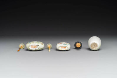 Drie diverse Chinese famille rose snuifflessen, Daoguang merk en periode
