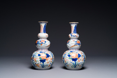 Een paar Chinese famille verte-Imari kalebasvazen, Kangxi