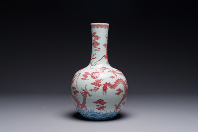 Vase de type 'tianqiu ping' en porcelaine de Chine en bleu, blanc et rouge de cuivre &agrave; d&eacute;cor de dragons, 18&egrave;me