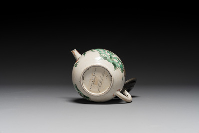 Drie Chinese famille verte borden en een theepot, Kangxi