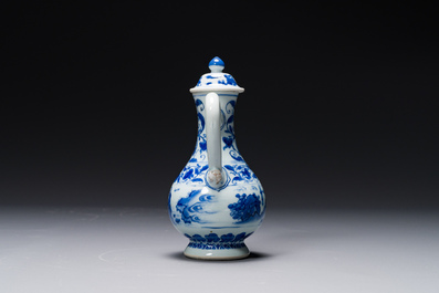 Verseuse couverte en porcelaine de Chine en bleu et blanc &agrave; d&eacute;cor d'un p&ecirc;cheur et un b&ucirc;cheron, p&eacute;riode Transition
