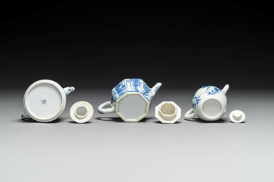 Zes Chinese blauw-witte en Imari-stijl theepotten, Kangxi/Yongzheng