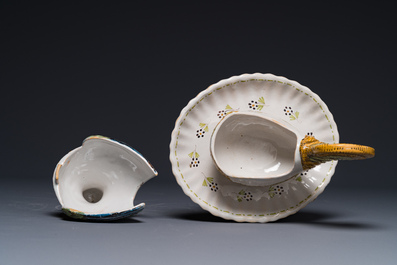 Terrine couverte en forme de coq en faience polychrome, Abtsbessingen, Allemagne, 18&egrave;me