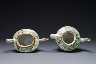 Twee fijne Chinese Canton famille rose theepotten, 19e eeuw