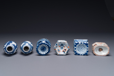 Een paar Chinese blauw-witte vazen en vier zoutvaten in blauw-wit, famille rose en Imari-stijl, Kangxi/Qianlong