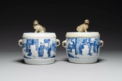 Paire de pots couverts en forme de tambour en porcelaine de Chine en bleu et blanc, marque de Jiajing, Kangxi