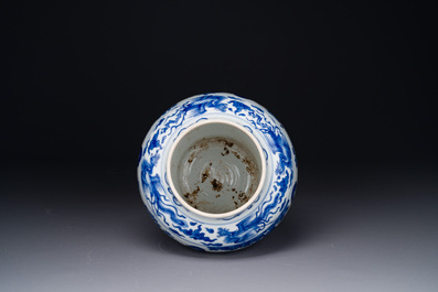 Vase en porcelaine de Chine en bleu et blanc &agrave; d&eacute;cor des 'Longues Dames', Kangxi