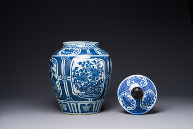 Een Chinese blauw-witte dekselpot met floraal decor, Wanli