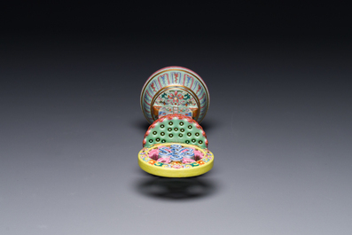 Rare instrument rituel en porcelaine de Chine famille rose, marque et &eacute;poque de Qianlong