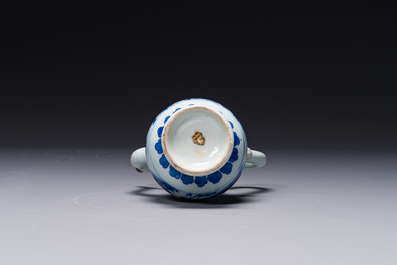 Verseuse couverte en porcelaine de Chine en bleu et blanc &agrave; d&eacute;cor d'un p&ecirc;cheur et un b&ucirc;cheron, p&eacute;riode Transition