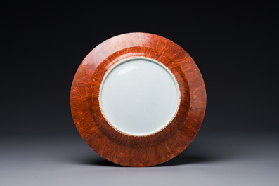 A Chinese famille rose 'faux-bois' border plate, Yongzheng/Qianlong