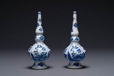 Een paar Chinese blauw-witte rozenwater sprenkelaars voor de islamitische markt, Kangxi