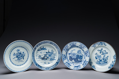 Een Chinese blauw-witte dekselterrine, een schotel en vier borden, Qianlong