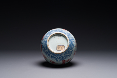 Vase de type 'tianqiu ping' en porcelaine de Chine en bleu, blanc et rouge de cuivre &agrave; d&eacute;cor de dragons, 18&egrave;me