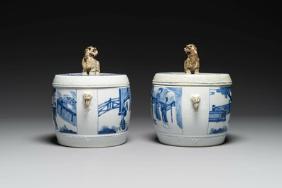 Paire de pots couverts en forme de tambour en porcelaine de Chine en bleu et blanc, marque de Jiajing, Kangxi