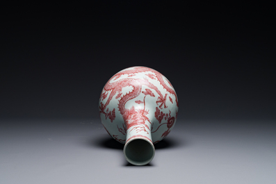 Vase de type 'tianqiu ping' en porcelaine de Chine en bleu, blanc et rouge de cuivre &agrave; d&eacute;cor de dragons, 18&egrave;me