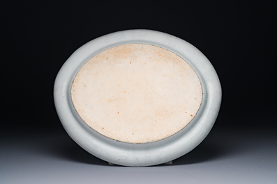 Een ovale Chinese Canton famille rose schotel met verhalend decor, 19e eeuw