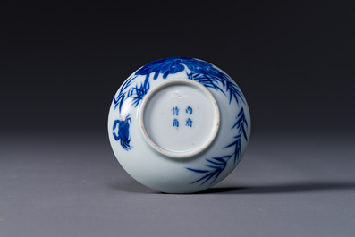 Een Chinese blauw-witte 'Bleu de Hue' schotel voor de Vietnamese markt, nội phủ thị nam 內府侍南 merk, 18e eeuw