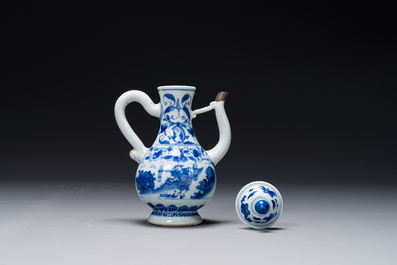 Verseuse couverte en porcelaine de Chine en bleu et blanc &agrave; d&eacute;cor d'un p&ecirc;cheur et un b&ucirc;cheron, p&eacute;riode Transition
