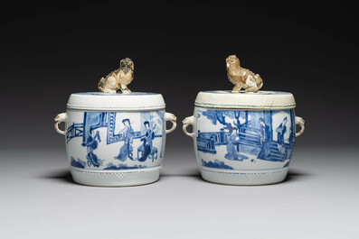 Paire de pots couverts en forme de tambour en porcelaine de Chine en bleu et blanc, marque de Jiajing, Kangxi