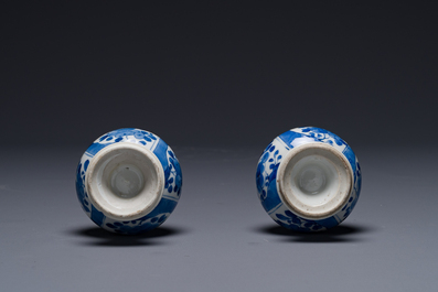 Een paar Chinese blauw-witte rozenwater sprenkelaars voor de islamitische markt, Kangxi