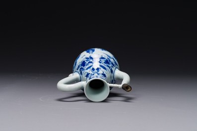 Verseuse couverte en porcelaine de Chine en bleu et blanc &agrave; d&eacute;cor d'un p&ecirc;cheur et un b&ucirc;cheron, p&eacute;riode Transition