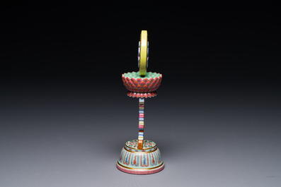 Rare instrument rituel en porcelaine de Chine famille rose, marque et &eacute;poque de Qianlong