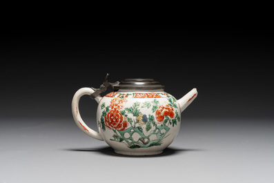 Drie Chinese famille verte borden en een theepot, Kangxi