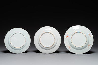 Five Chinese famille rose plates with floral design, Yongzheng/Qianlong