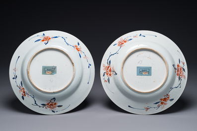 Een paar Chinese verte-Imari 'De vrouwelijke generaals van de familie Yang 楊門女將' schotels, Kangxi