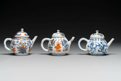 Zes Chinese blauw-witte en Imari-stijl theepotten, Kangxi/Yongzheng