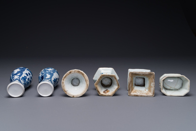 Een paar Chinese blauw-witte vazen en vier zoutvaten in blauw-wit, famille rose en Imari-stijl, Kangxi/Qianlong