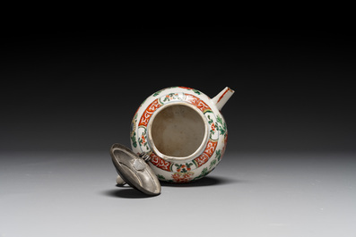 Drie Chinese famille verte borden en een theepot, Kangxi