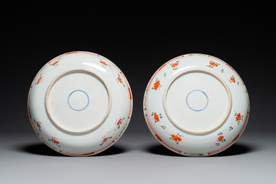 Paire de plats en porcelaine de Chine famille verte &agrave; d&eacute;cor 'Xi Xiang Ji', Kangxi