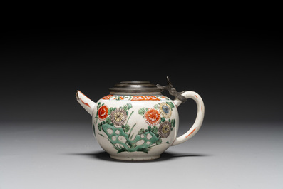 Drie Chinese famille verte borden en een theepot, Kangxi