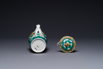 Une cruche en porcelaine de Chine famille rose sur fond vert  &agrave; d&eacute;cor de dragons et un plat &agrave; decor 'sept sages' et &agrave; bord de dragons, 19&egrave;me