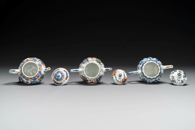 Zes Chinese blauw-witte en Imari-stijl theepotten, Kangxi/Yongzheng