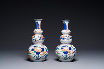 Een paar Chinese famille verte-Imari kalebasvazen, Kangxi
