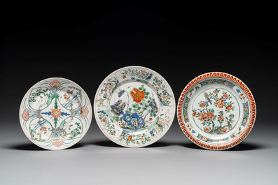 Drie Chinese famille verte borden en een theepot, Kangxi