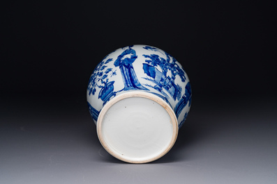 Vase en porcelaine de Chine en bleu et blanc &agrave; d&eacute;cor des 'Longues Dames', Kangxi