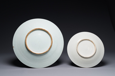 Twee Chinese Canton famille rose schotels met figuratief decor, 19e eeuw