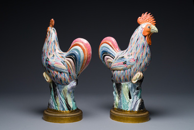 Paire de sculptures de coq en porcelaine de Chine famille rose aux montures en bronze dor&eacute;, Qianlong