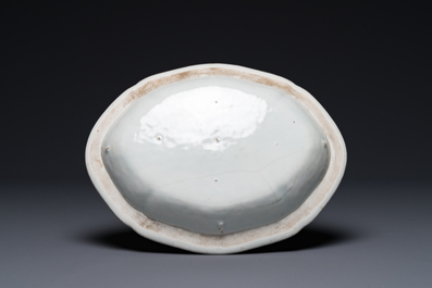 Een ovale Chinese Canton famille rose kom met figuratief decor, 19e eeuw