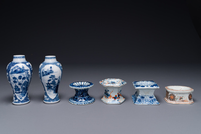 Een paar Chinese blauw-witte vazen en vier zoutvaten in blauw-wit, famille rose en Imari-stijl, Kangxi/Qianlong