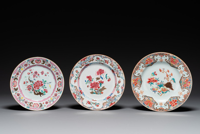 Five Chinese famille rose plates with floral design, Yongzheng/Qianlong